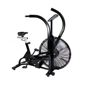 Bicicleta de indoor Air Bike de Xebex para entrenamientos hiit en acero negro con funcionamiento basado en la resistencia del aire y completa consola central.
