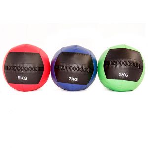 Wall balls de 3 kg, 5 kg, 6 kg, 7 kg, 9 kg y 12 kg en cuero sintético con cierre de doble costura en diferentes colores según el peso.